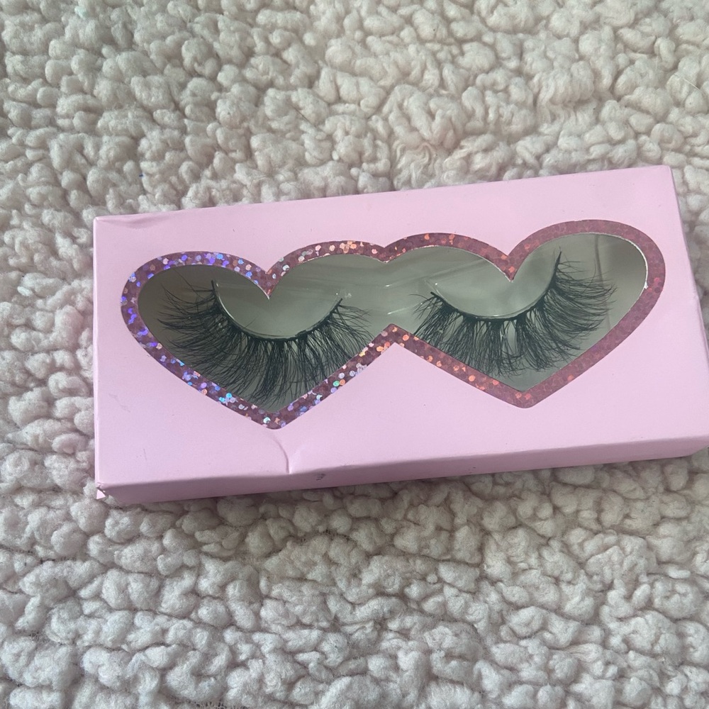 Eyelashes - Mink Lashes w/ a soft & fluffy feel - Picture 2 of 4
